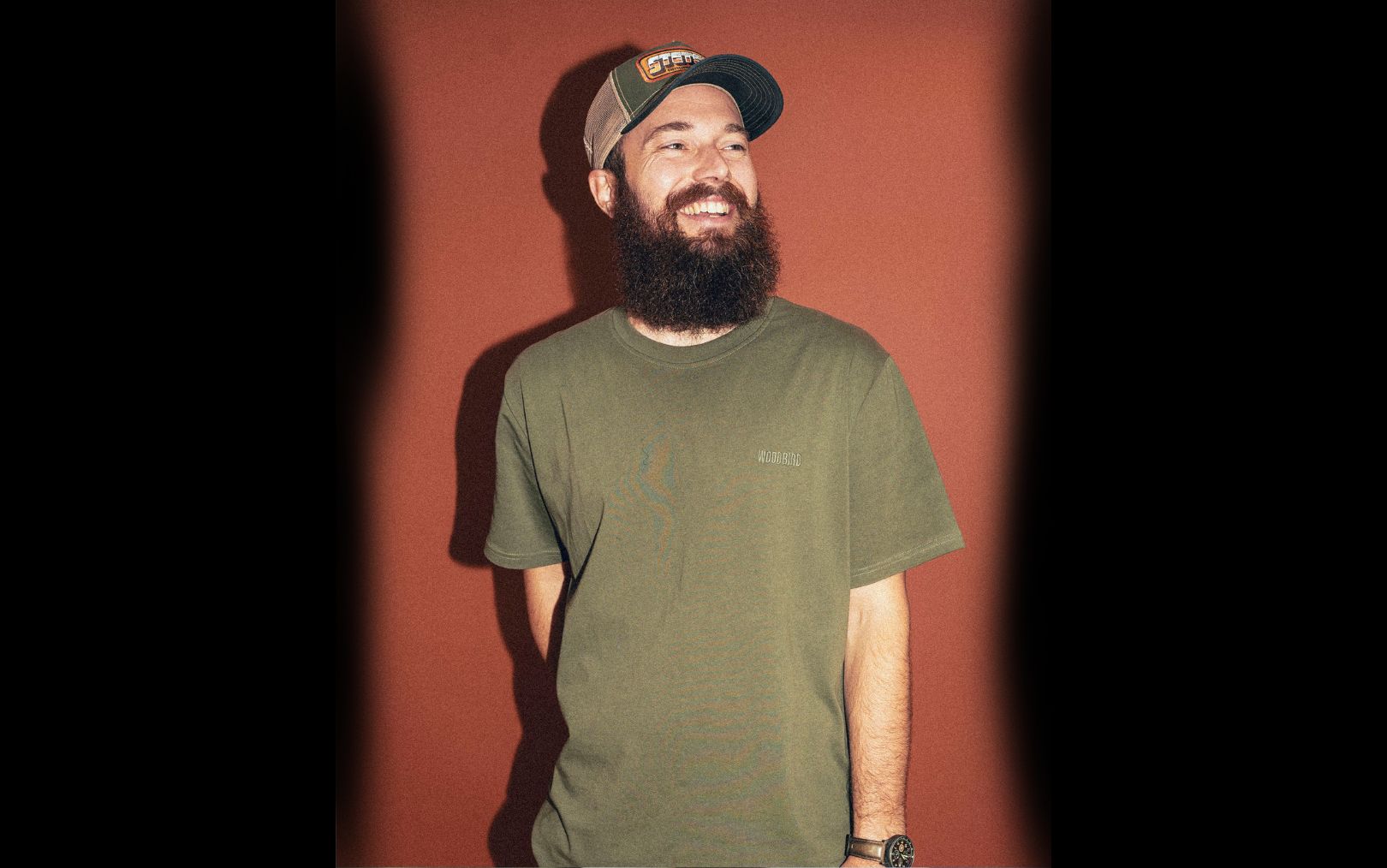 Daniel Bach, der har læst markedsføringsøkonom i Horsens, smiler glad med sine hænder i baglommen 