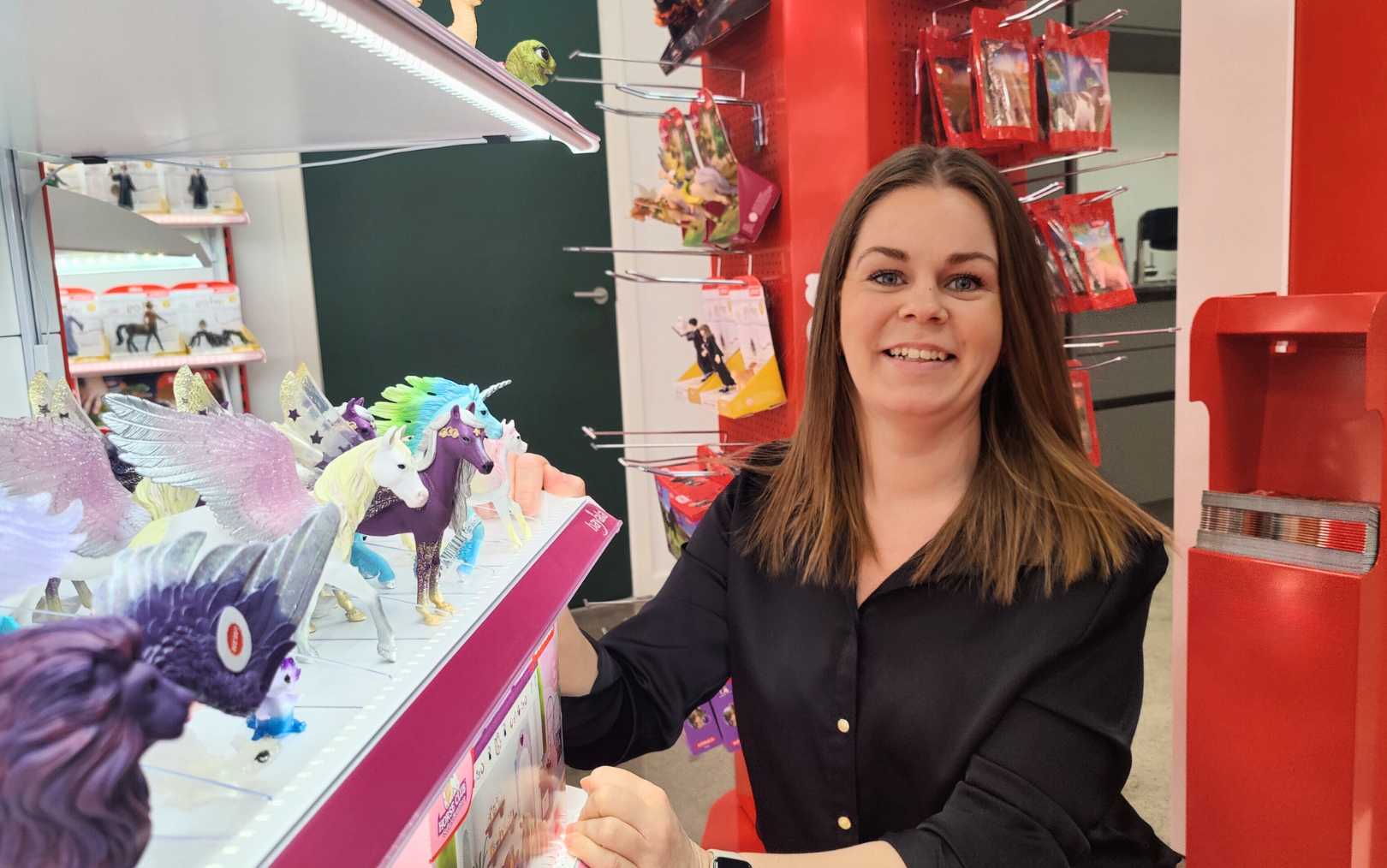 Mia Brandt, der har læst handelsøkonom på Erhvervsakademi Dania, sidder ved MAKIs legetøj