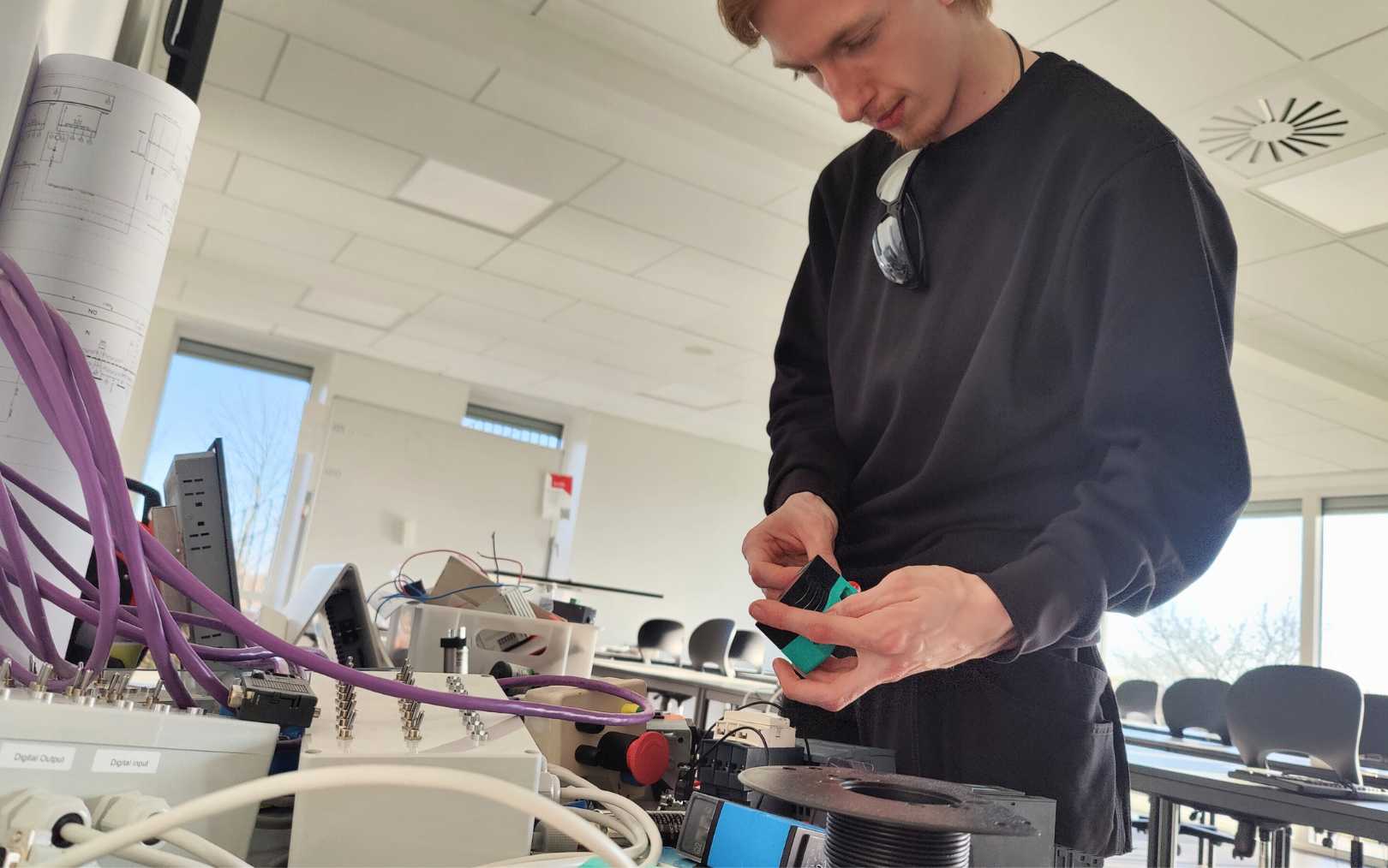 Sebastian vil læse til automationsteknolog og har søgt ind på Erhvervsakademi Dania, hvor han er og kigger på udstyr