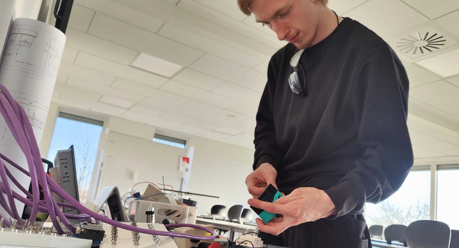 Sebastian vil læse til automationsteknolog og har søgt ind på Erhvervsakademi Dania, hvor han er og kigger på udstyr