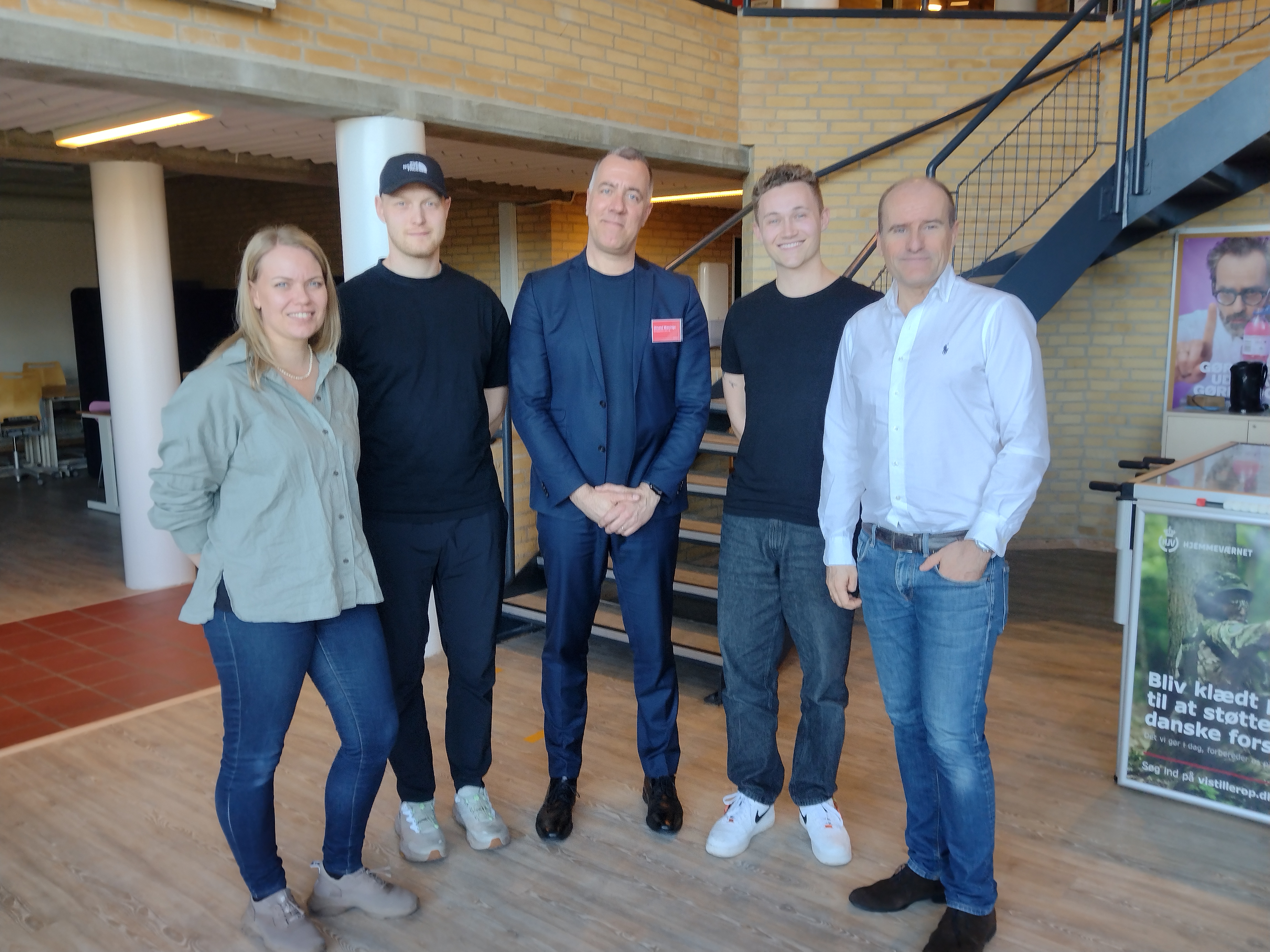 Studerende og undervisere fra International Days står glade på Campus Hobro