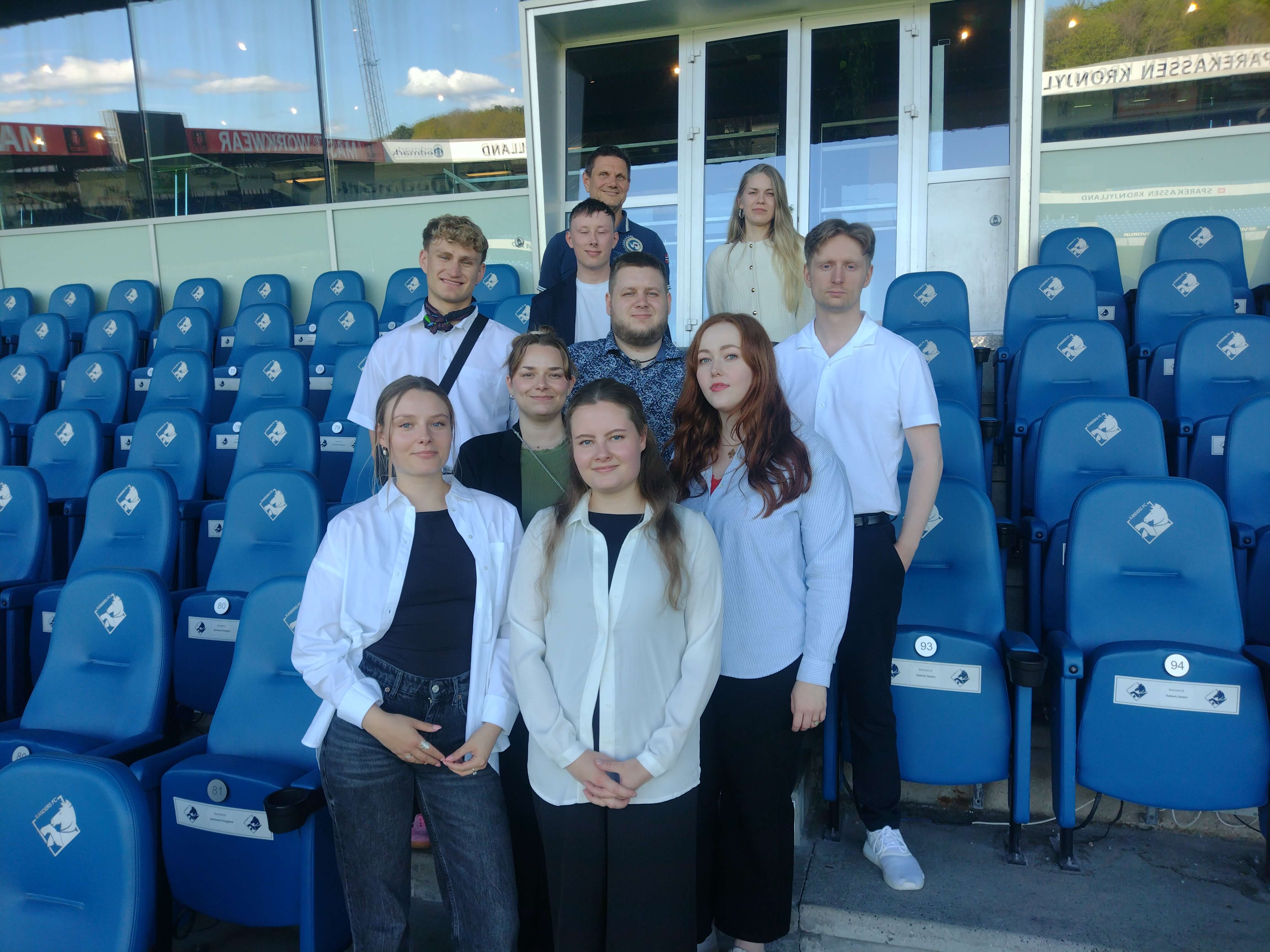 Gruppebillede af Danias studerende til regionale mesterskaber i entreprenørskab på Randers Stadion