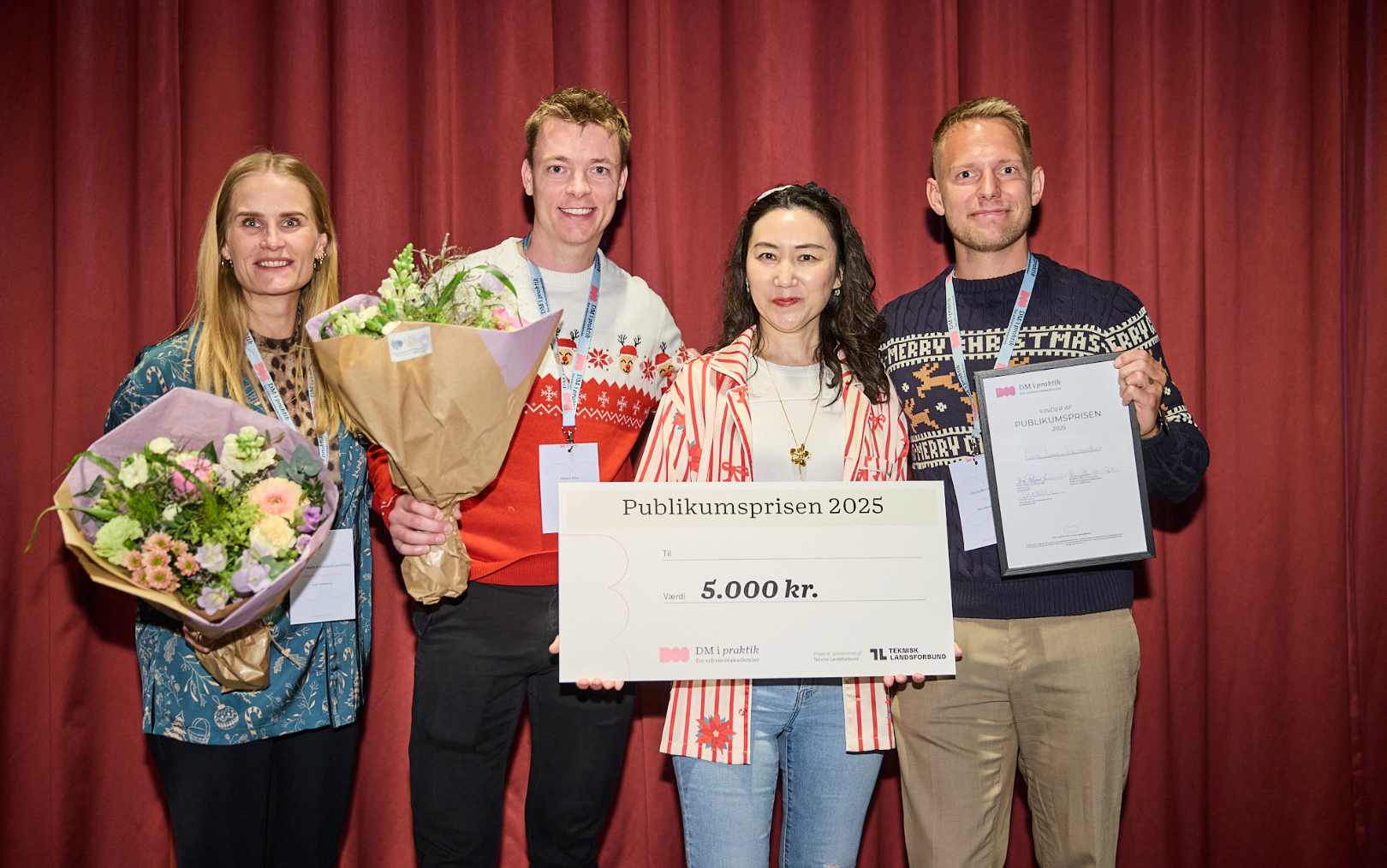 Fang og julesweaters på scenen som vinder af publikumsprisen til DM i praktik