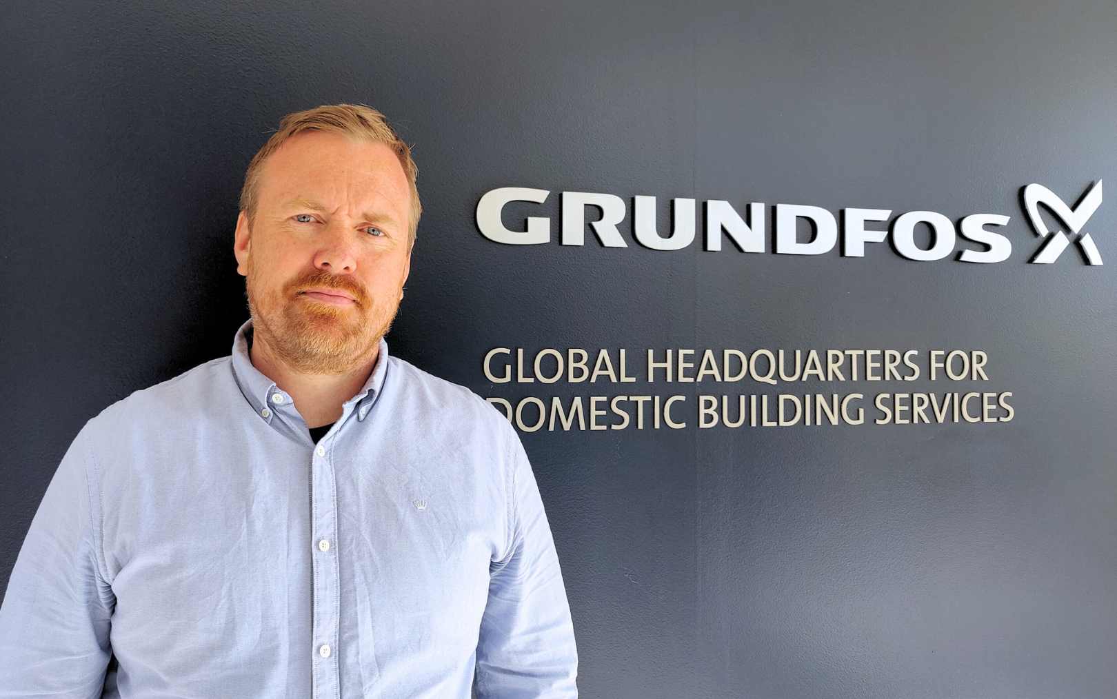 Brian, læser til produktionsteknolog på Erhvervsakademi Dania, og Grundfos logo