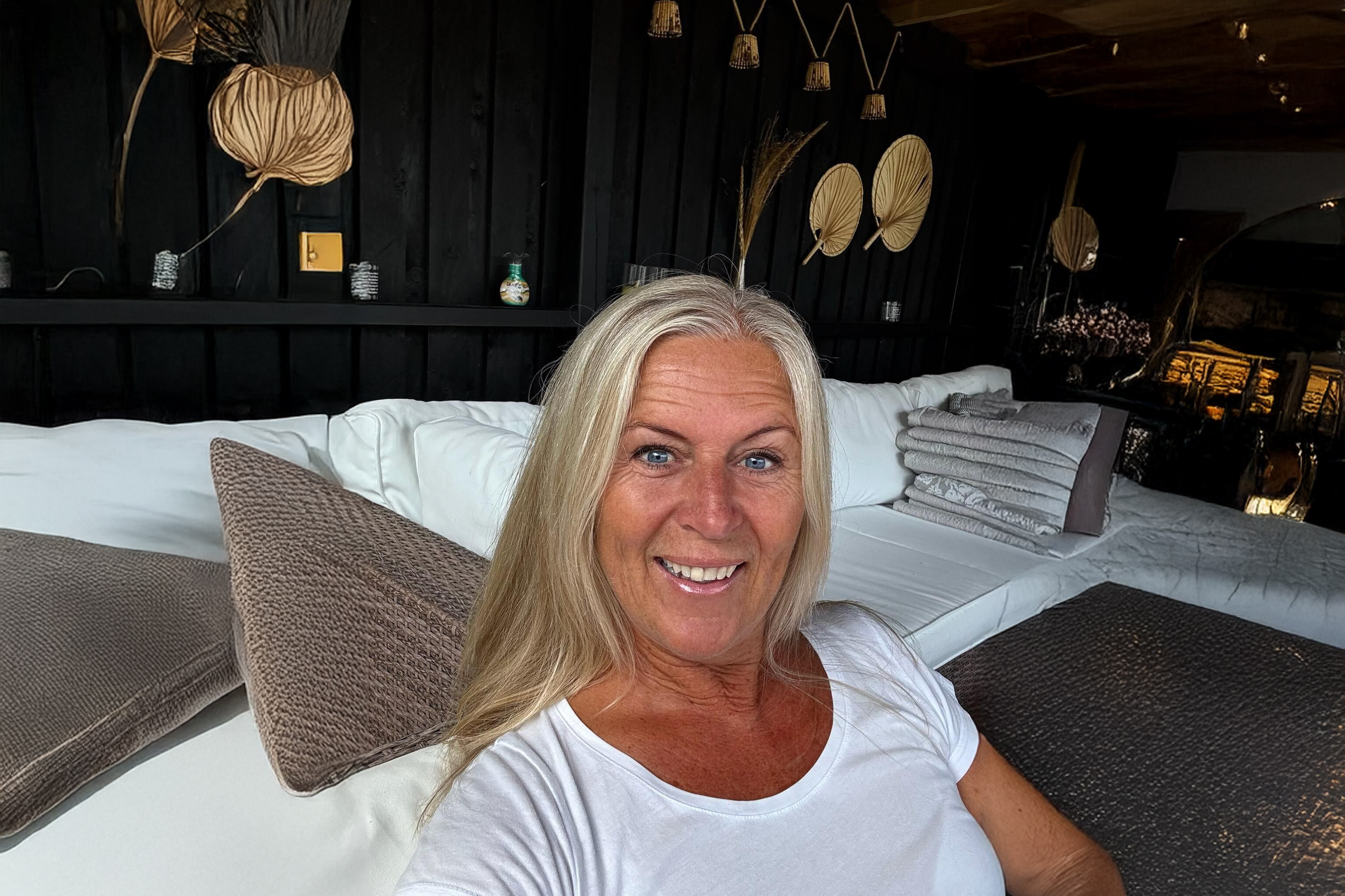 Lone Madsen sidder i sin sofa og ser på dig