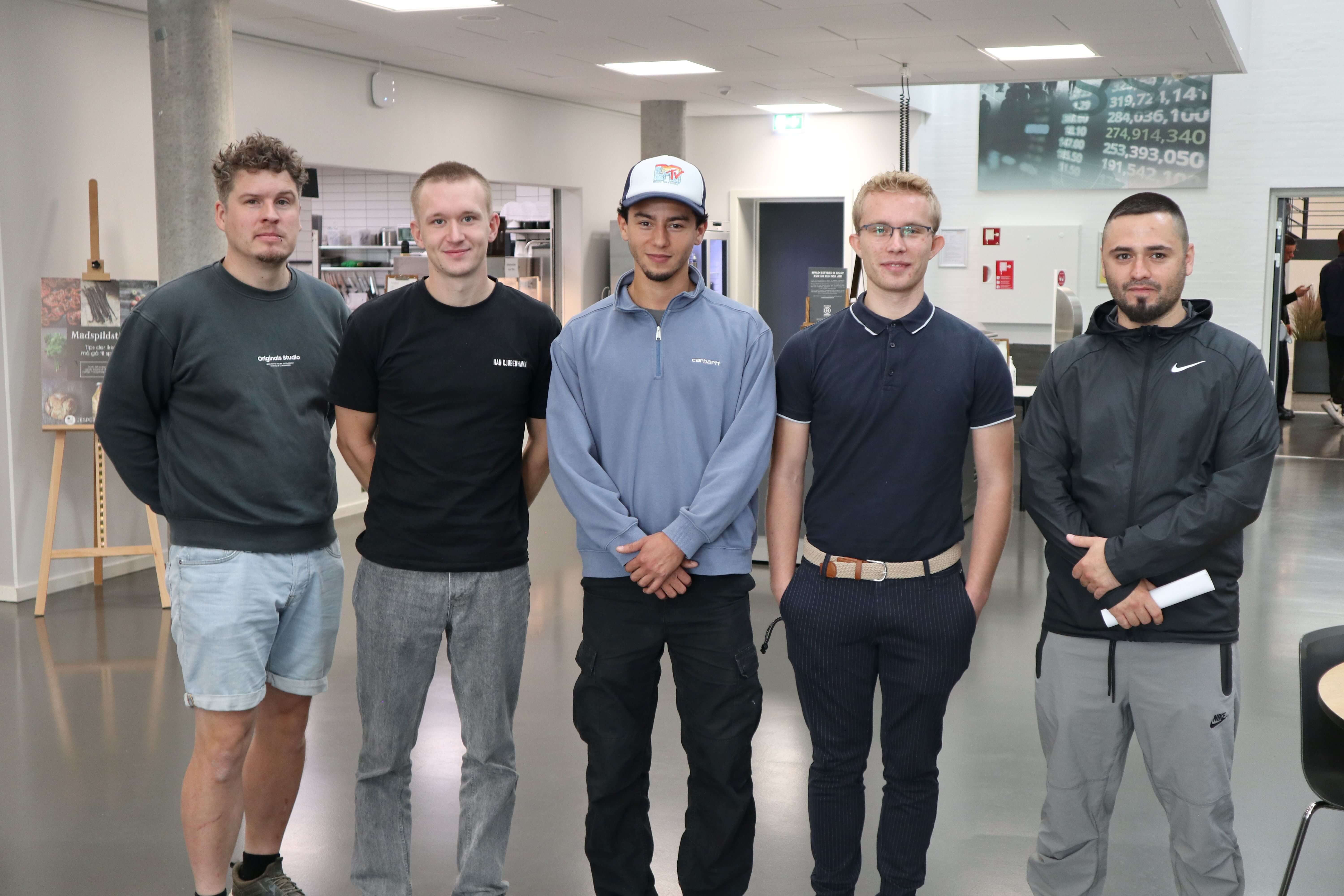 fem nye studerende på elinstallatøruddannelsen