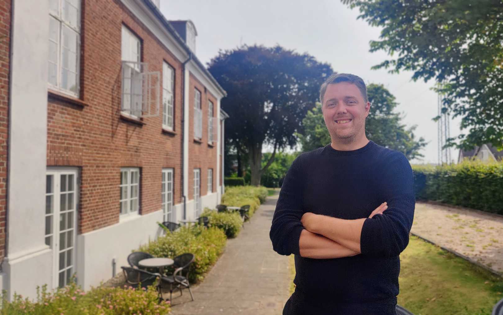 Claus Lundhede, der er uddannet på Erhvervsakademi Dania, ses udenfor hotel