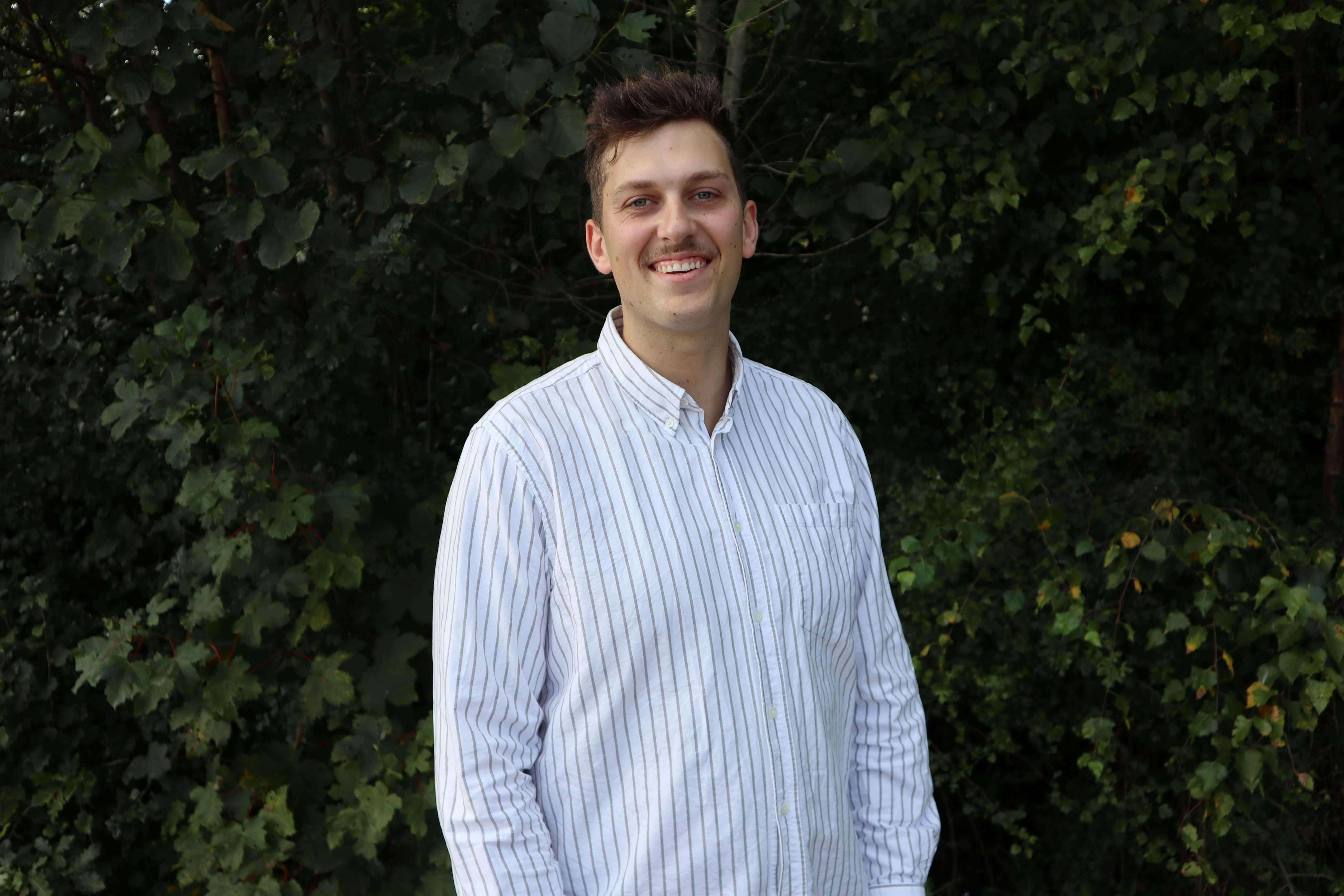 Jonas Borup Vinther, nystartet finansøkonom-studerende står med et stort smil på