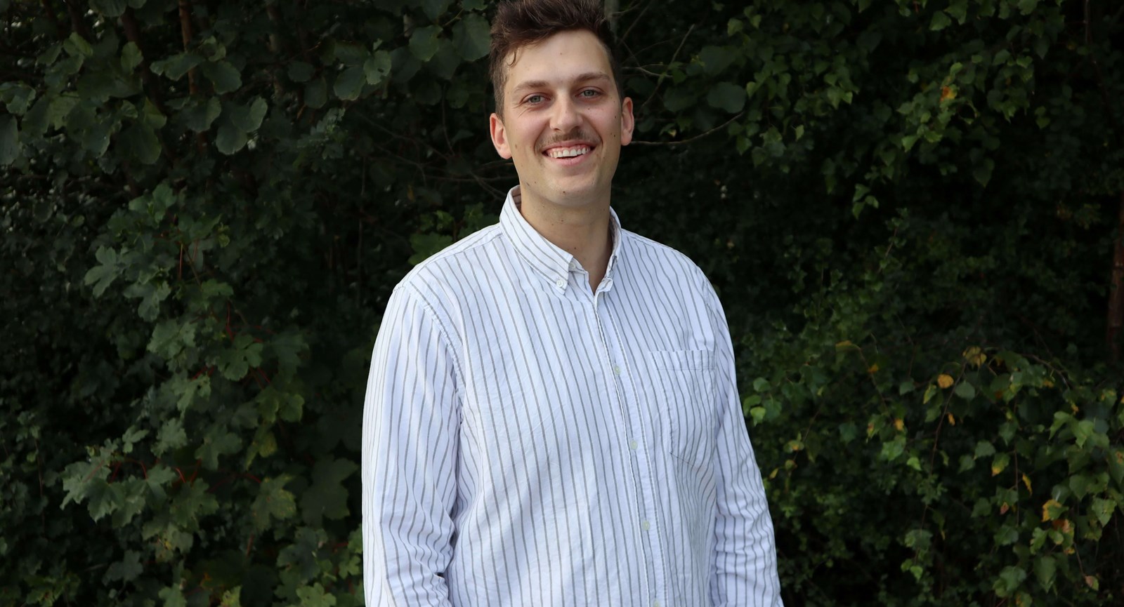 Jonas Borup Vinther, nystartet finansøkonom-studerende står med et stort smil på