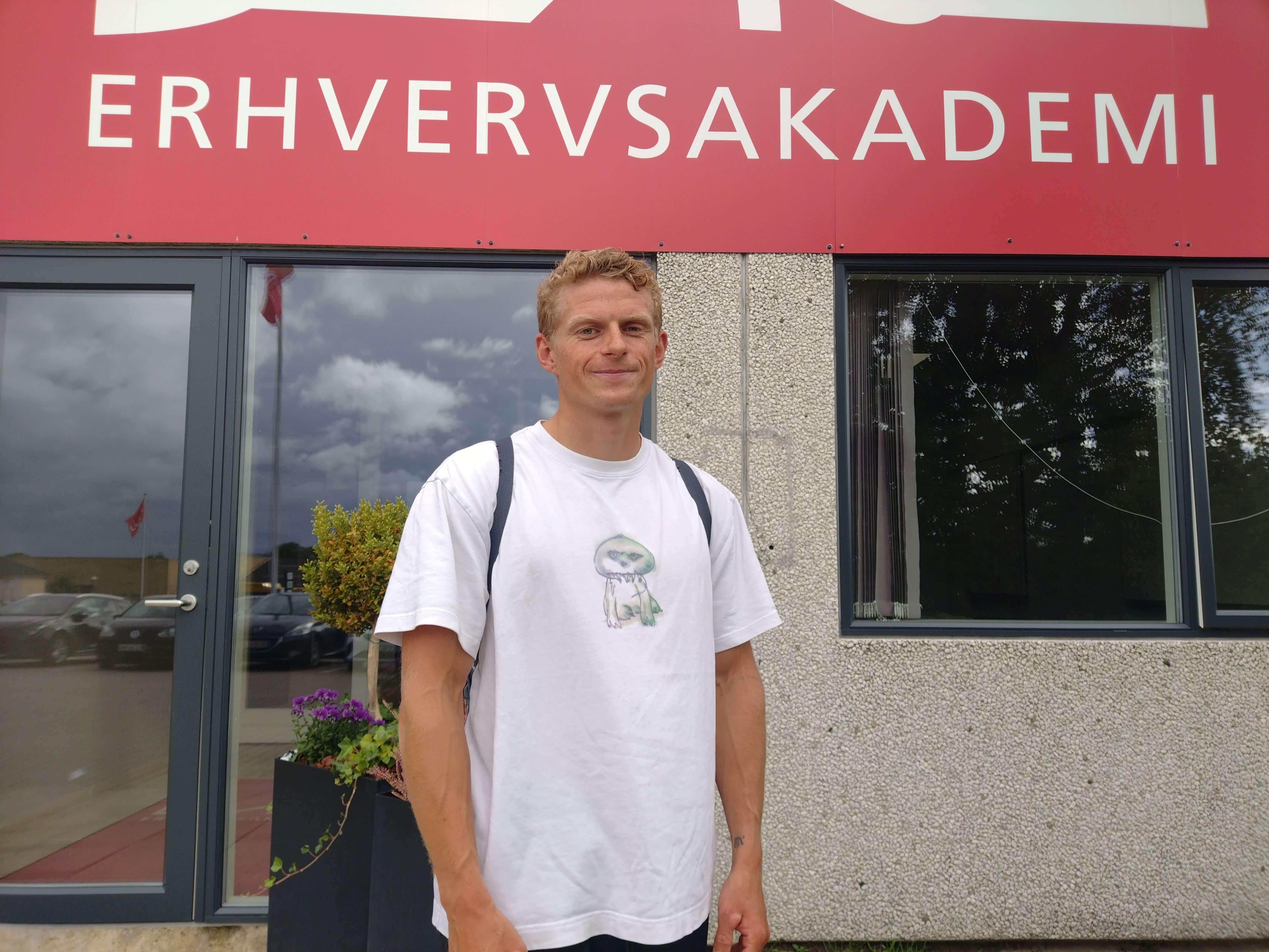 Søren Rask Maretti står foran campus Silkeborg med et smil
