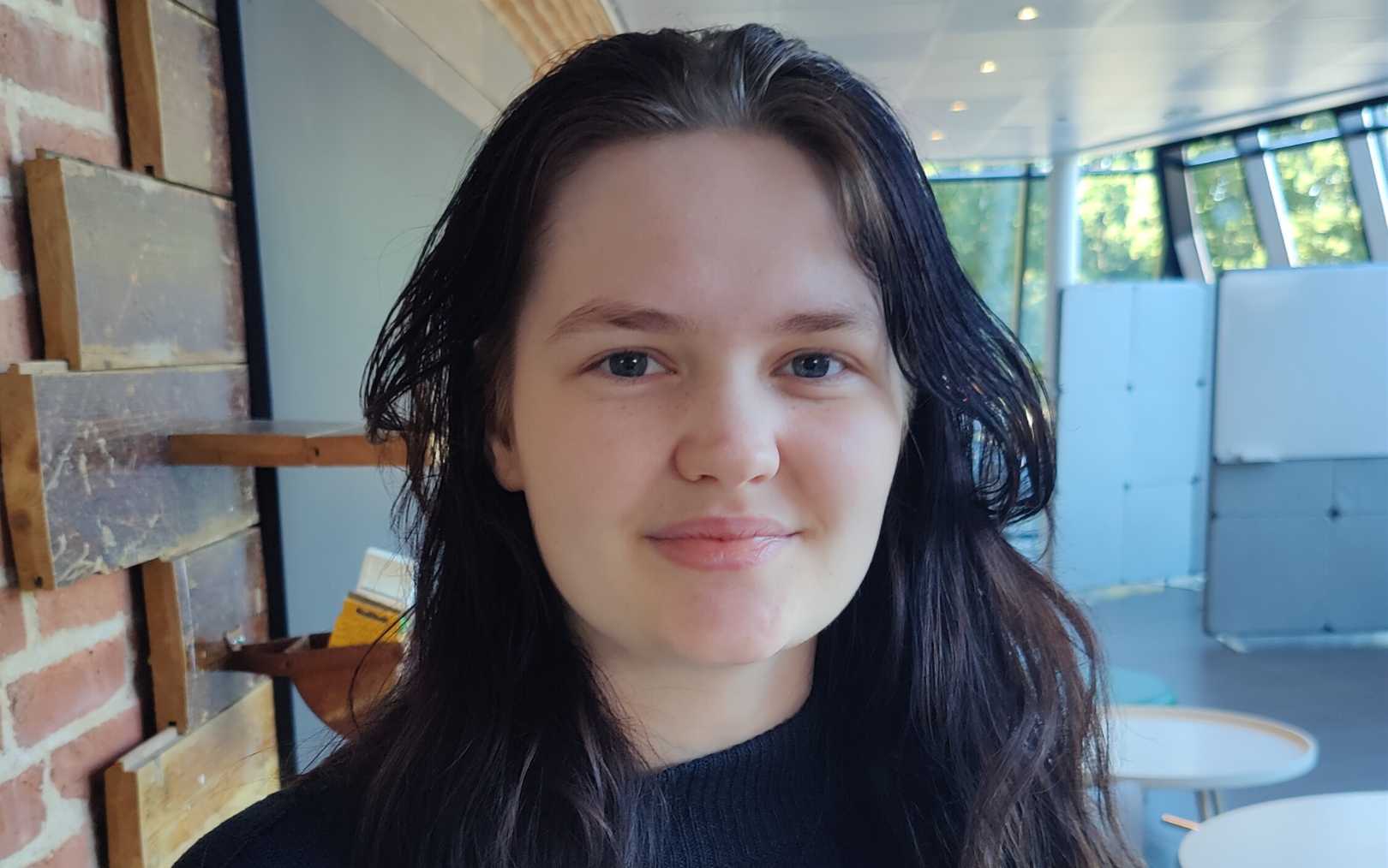 Maja læser til datamatiker på Erhvervsakademi Dania i Skive og smiler på billedet