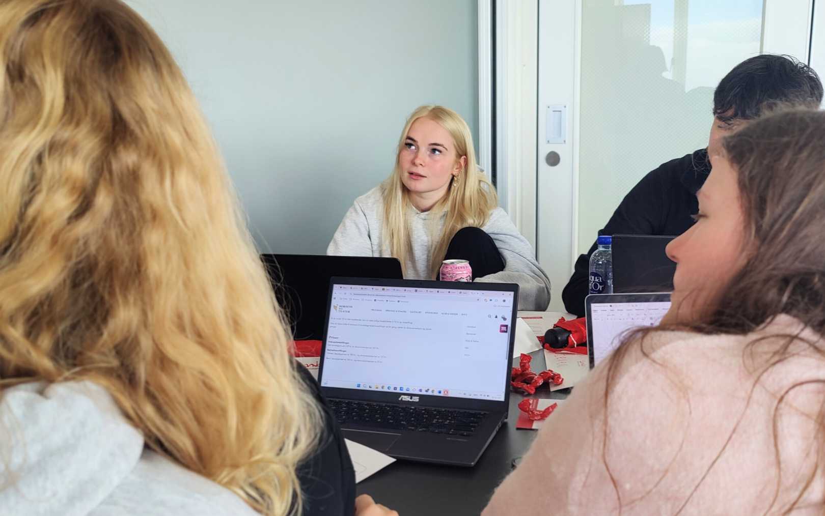 Victoria, studiepraktikant på Erhvervsakademi Dania, kigger på underviseren