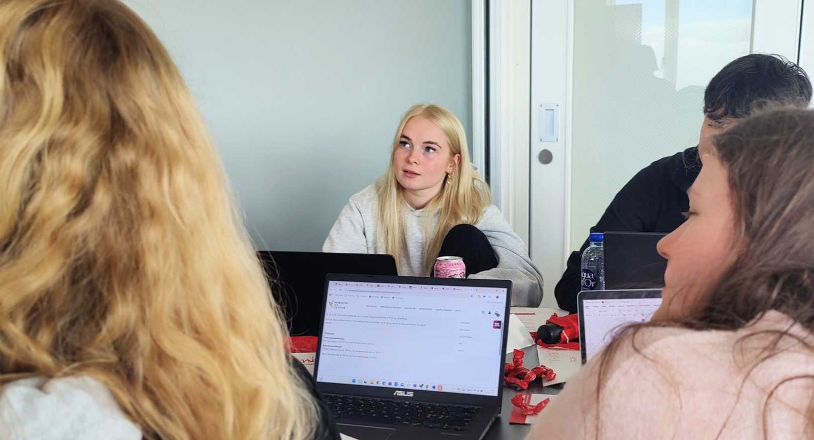 Victoria, studiepraktikant på Erhvervsakademi Dania, kigger på underviseren