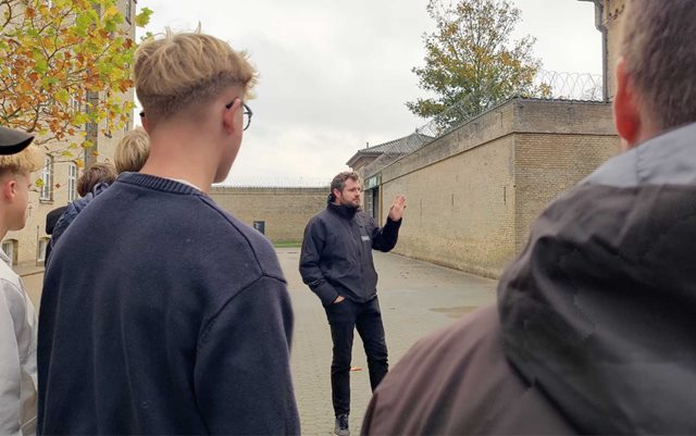 Christian fortæller studiepraktikanter fra Erhvervsakademi Dania om fængslet