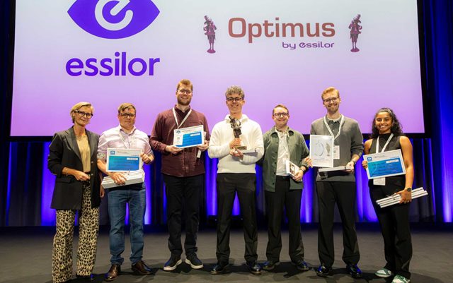 på billedet ses de 6 vindere af Optimusprisen, der gives til den bedste bacheloropgave på optiker uddannelserne i Danmark - alle er fra Erhvervsakademi Dania