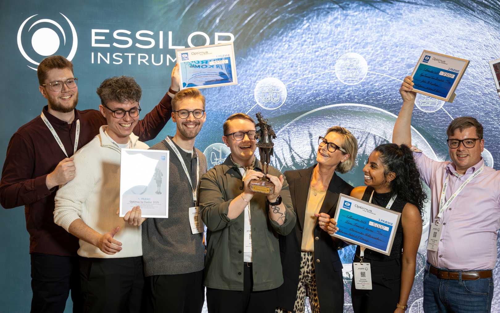 på billedet ses de 6 vindere af Optimusprisen, der gives til den bedste bacheloropgave på optiker uddannelserne i Danmark - alle er fra Erhvervsakademi Dania
