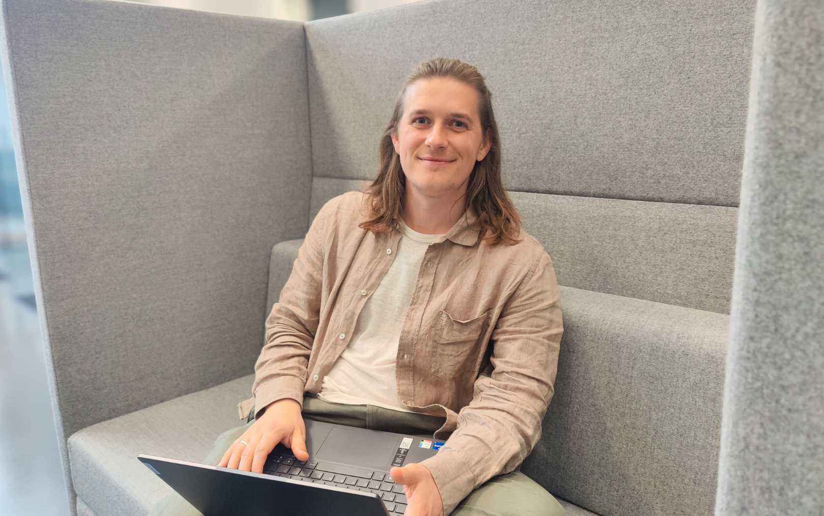 Mads Clausen læser til markedsføringsøkonom på Erhvervsakademi Dania i Randers, og har i sin praktik startet sin egen virksomhed