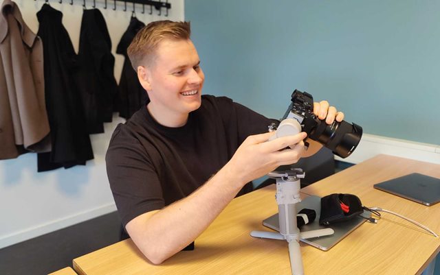 Markedsføringsøkonom på Erhvervsakademi Dania i Randers leger med nyt video og kameraudstyr