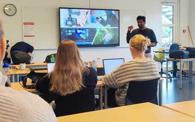 årets Underviser Vash er i gang med at fortælle om en video-opgave, som markedsføringsøkonomerne fra Erhvervsakademi Dania skal løse