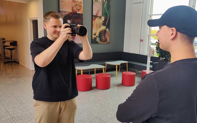 Studerende på markedsføringsøkonom uddannelsen på Erhvervsakademi Dania i Randers fotograferer hinanden