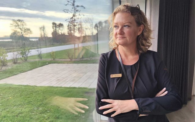 Christine, der har taget efteruddannelse på Erhvervsakademi Dania, kigger ud af vinduet