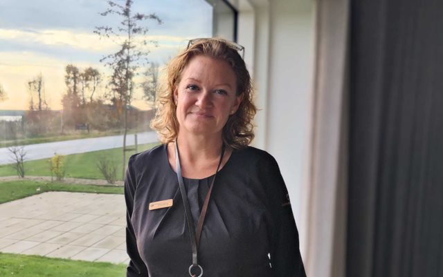 Christine, der har taget efteruddannelse på Erhvervsakademi Dania, kigger på dig ved et vindue