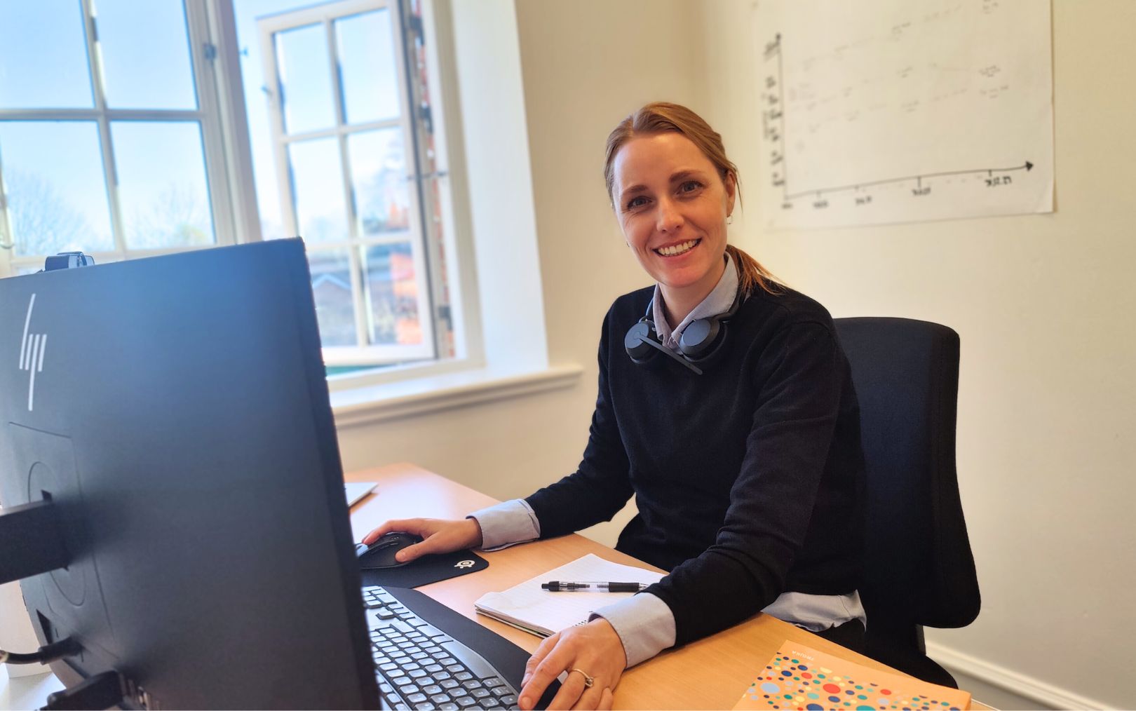 Louise fra Bila sidder ved sin computer og tager efteruddannelse i ledelse på Erhvervsakademi Dania