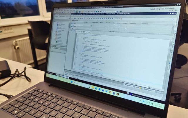 Joakim læser drift og automation på Erhvervsakademi Dania, hvilket er det samme som en automationsteknolog-uddannelse på deltid, og han øver sig på simulationsprogrammer på sin computer