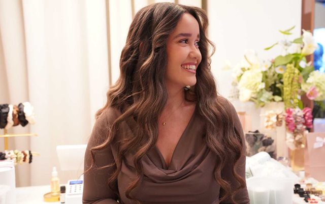 Helena, der læser til handelsøkonom ved Erhvervsakademi Dania i Silkeborg, står i butikken hos Curls By M