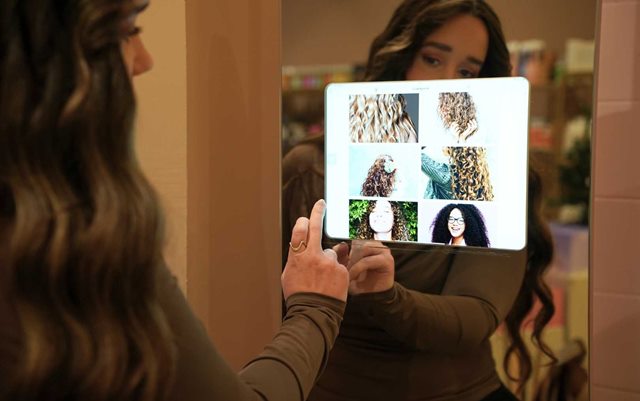 Helena, der læser til handelsøkonom ved Erhvervsakademi Dania i Silkeborg, står ved den test, man kan tage for at finde sin type krøllet hår