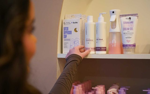 Helena, der læser til handelsøkonom ved Erhvervsakademi Dania i Silkeborg, står med produkter ved Curls By M, hvor hun er i praktik