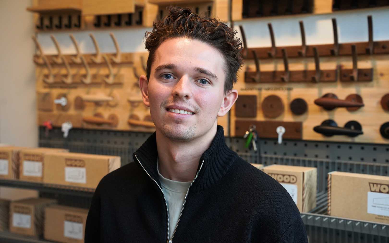 Mads, der har læst handelsøkonom på Erhvervsakademi Dania, i Randers, står foran produkterne fra Jasa 