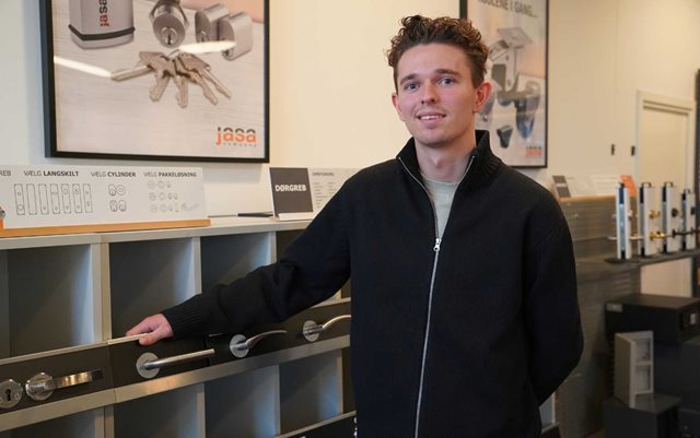 Mads, der har læst handelsøkonom på Erhvervsakademi Dania, i Randers, står ved produkterne fra Jasa 