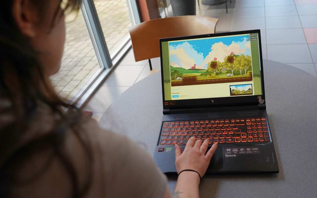 Studerende på multimediedesigner på Erhvervsakademi Dania i Grenaa, viser på en computer det spil, hun har lavet for Skandinavisk dyrepark