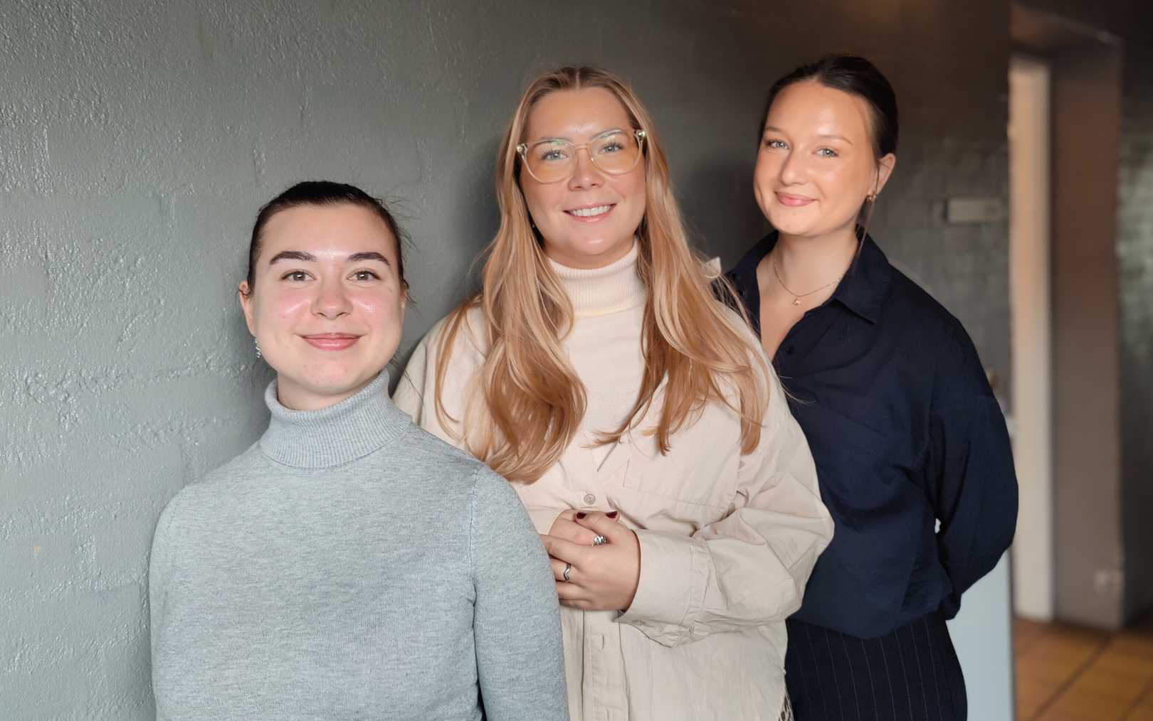 Dania-studerende Andrea Balint Palandor (t.v) sammen med Molly Süle og Estrid Bylund fra Sverige, har arbejdet sammen om NØK festivalen i Randers. Oplevelsen gav nye venskaber og inspiration til praktik i Sverige