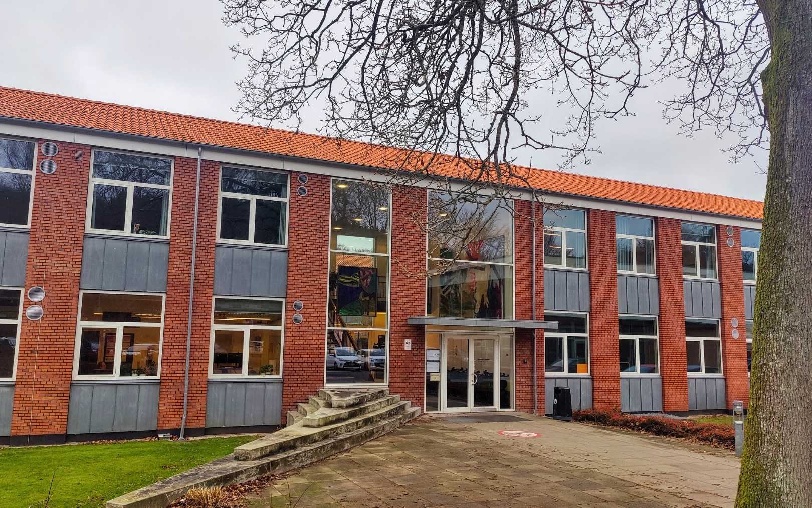 Indgangen til Erhvervsakademi Danias campus på Nattergalevej set udefra