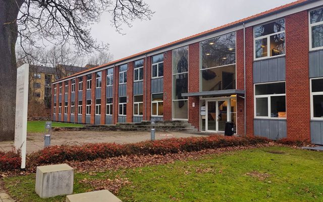 Indgangen til Erhvervsakademi Danias campus på Nattergalevej set udefra