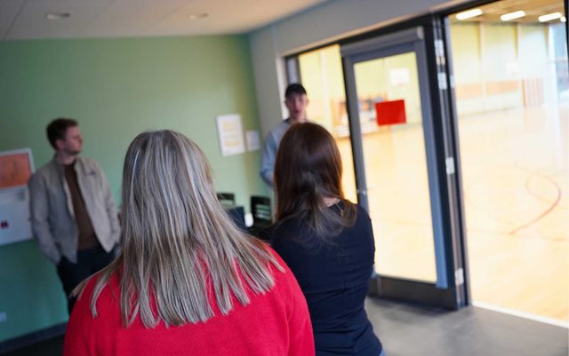 Rundvisning på Nattergalevej ved gymnastiksalen