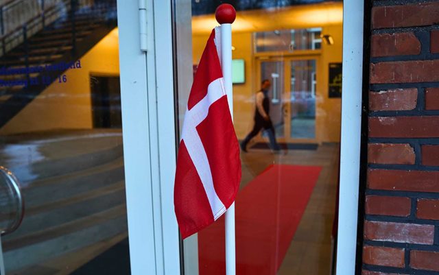 Flag foran døren til Erhvervsakademi Dania på Nattergalevej