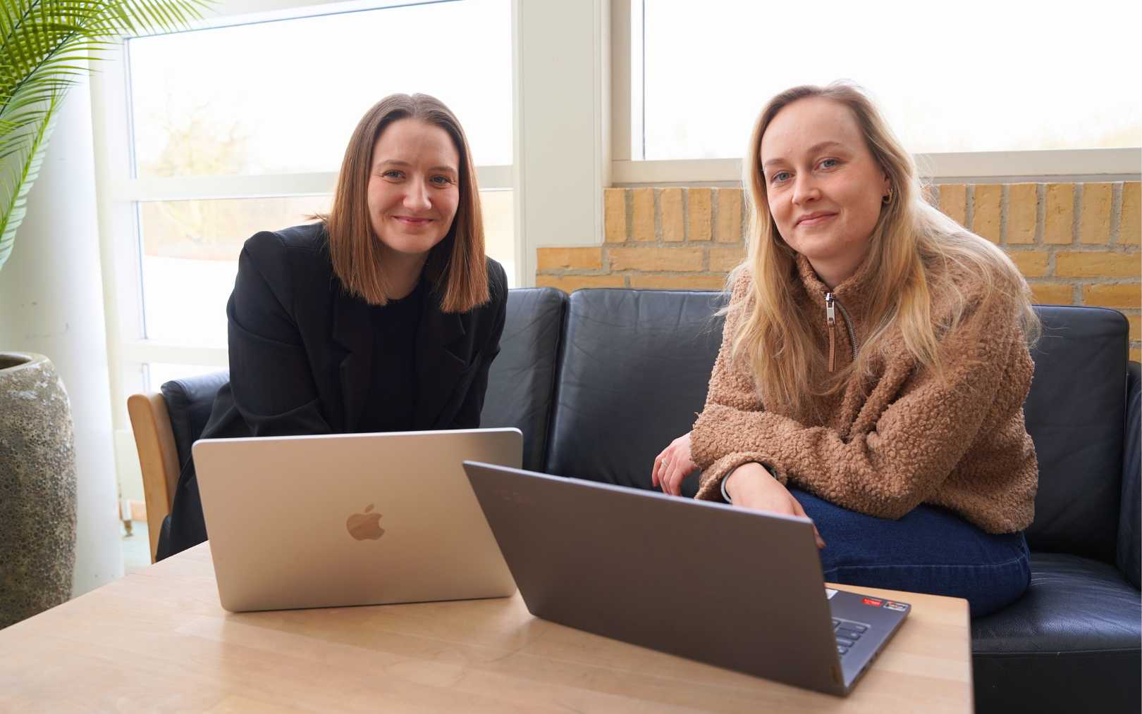 Nana og Kathrine, der begge læser til logistikøkonom på Erhvervsakademi Dania i Hobro, sidder ved deres computere