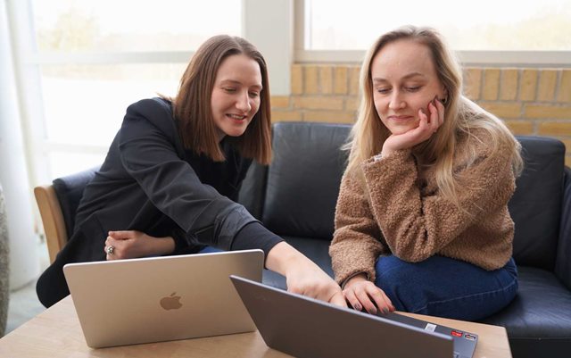 Nana og Kathrine, der begge læser til logistikøkonom på Erhvervsakademi Dania i Hobro, sidder ved deres computere