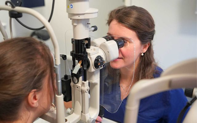 Sara er uddannet optiker fra Erhvervsakademi Dania og arbejder i dag ved en øjenlæge, hvor hun tjekker en patients syn