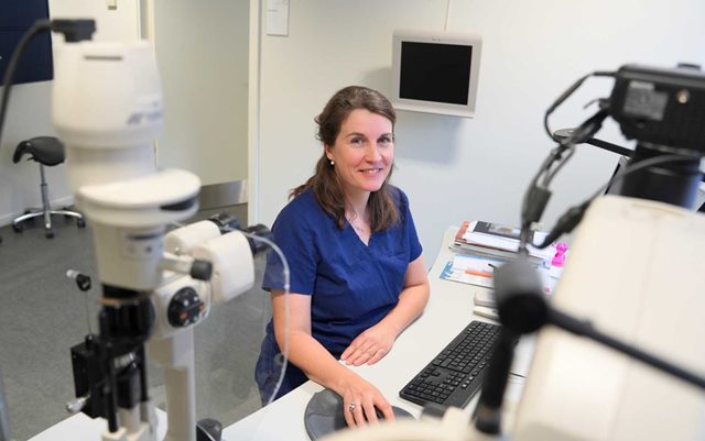 Sara er uddannet optiker fra Erhvervsakademi Dania i Randers og arbejder i dag ved en øjenlæge, hvor hun sidder ved et skrivebord