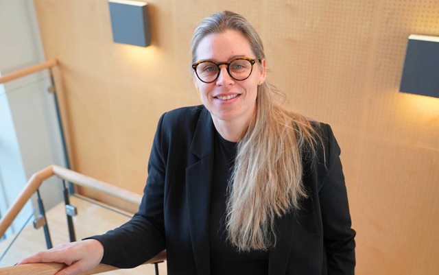 Mette fra Fjordland står på trappen. Hun er lige nu på forretningsorienteret lederuddannelse på erhvervsakademi dania