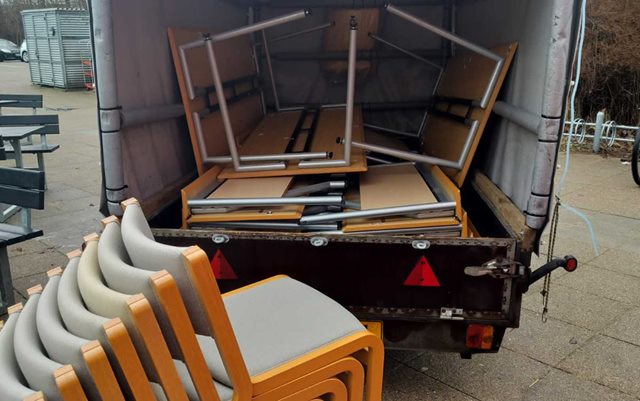 Gamle møbler fra Erhvervsakademi Dania bliver pakket til Ukraine