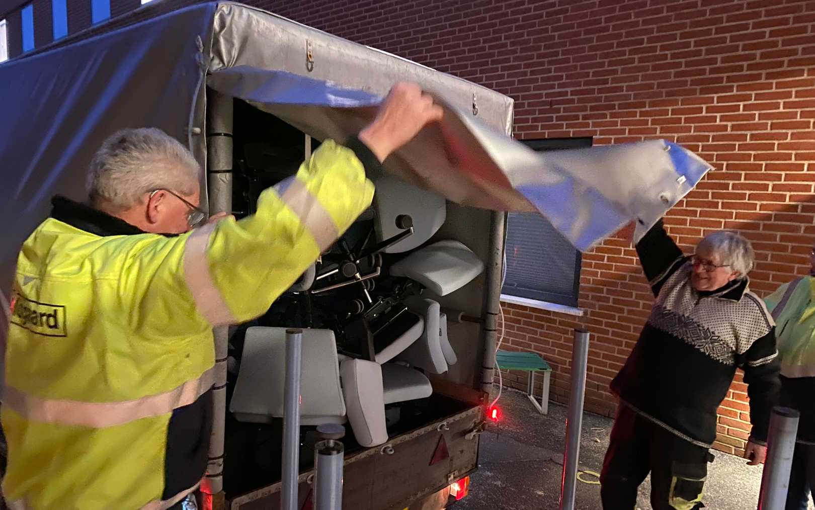 Frivillige henter gamle møbler fra Erhvervsakademi Dania til Ukraine