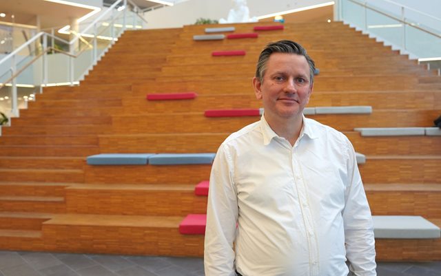 IT- og digitaliseringschef Anders Schøler Kollin fra Viborg kommune står foran trappen på rådhuset. Han støtter den nye uddannelse i cybersikkerhed på Erhvervsakademi Dania