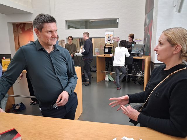 Peter Mosdal vægter dialogen med de studerende i Dania Grow højt. For så får han en god fornemmelse af, hvordan han kan hjælpe og guide dem, når der er brug for det