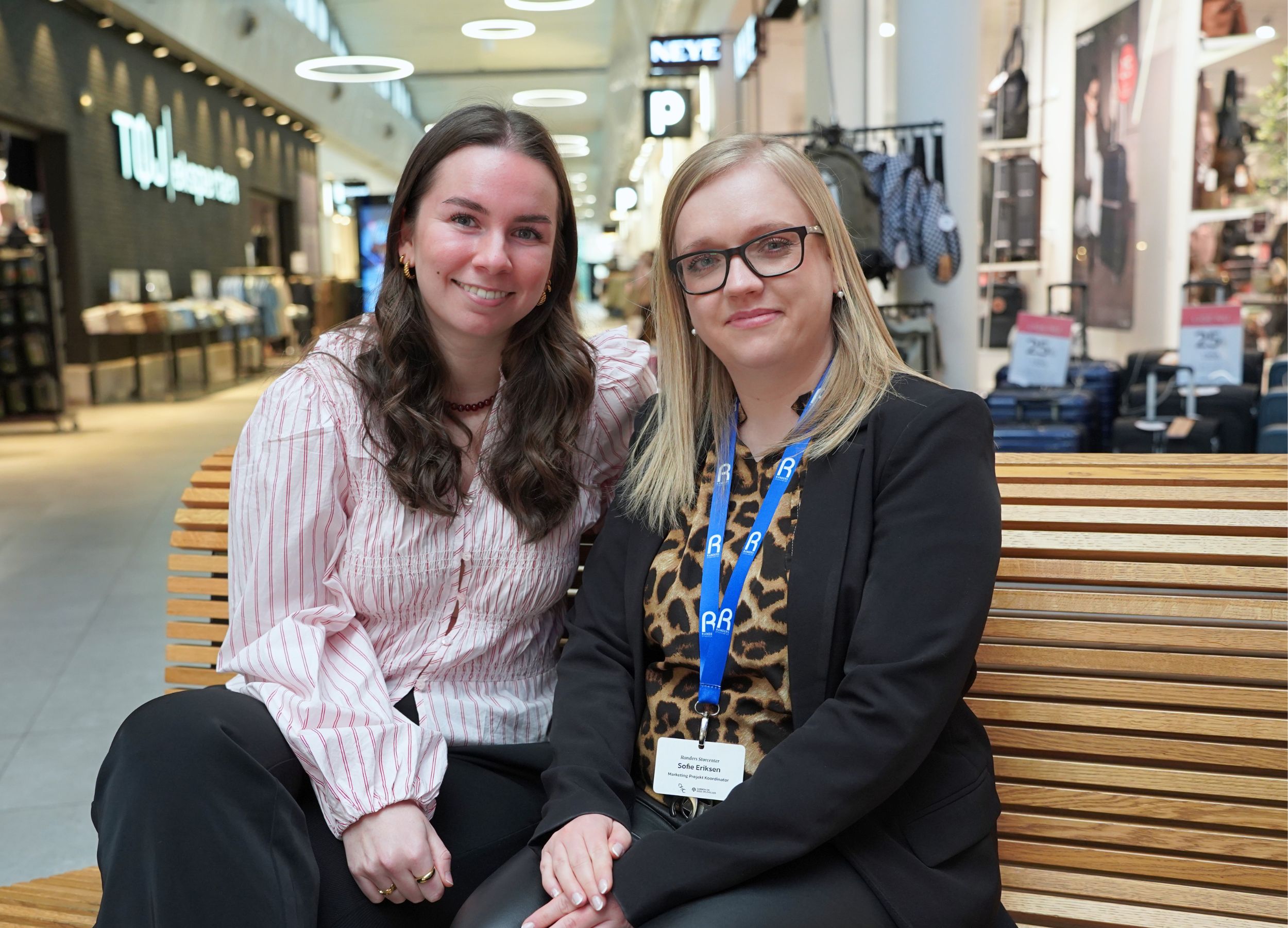 Mie, der læser service- og oplevelsesøkonom på Erhvervsakademi Dania, sidder sammen med sin praktikvejleder fra Randers Storcenter