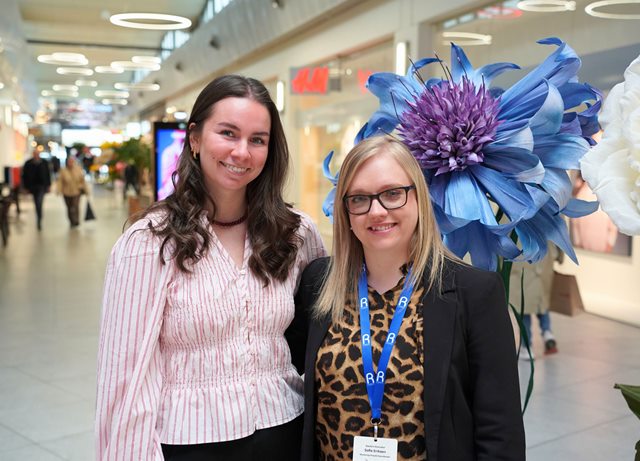 Mie, der læser service- og oplevelsesøkonom på Erhvervsakademi Dania, står sammen med sin praktikvejleder fra Randers Storcenter